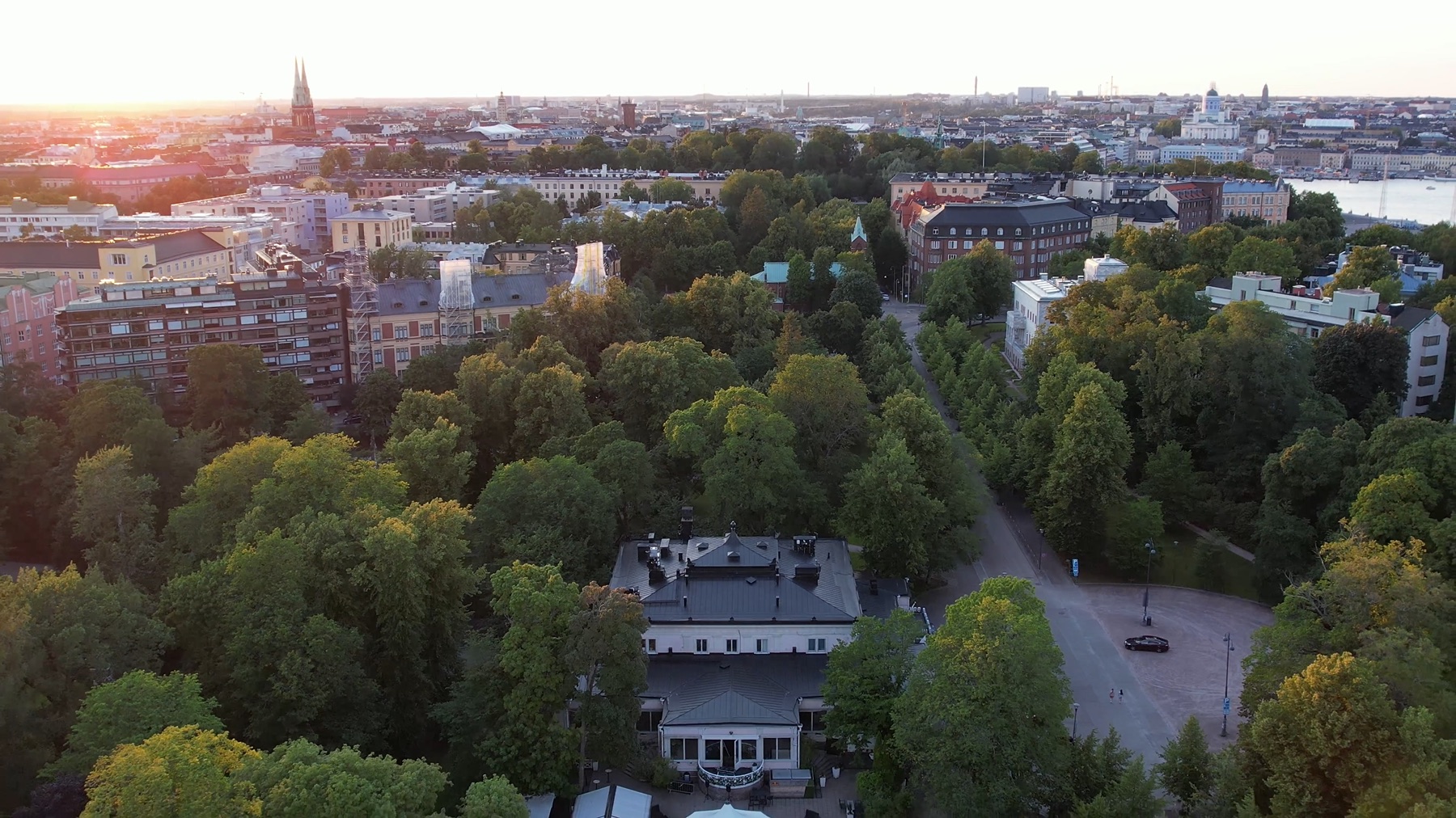 Kaivohuone ja Helsingin keskusta ilmasta kuvattuna auringonlaskun aikaan