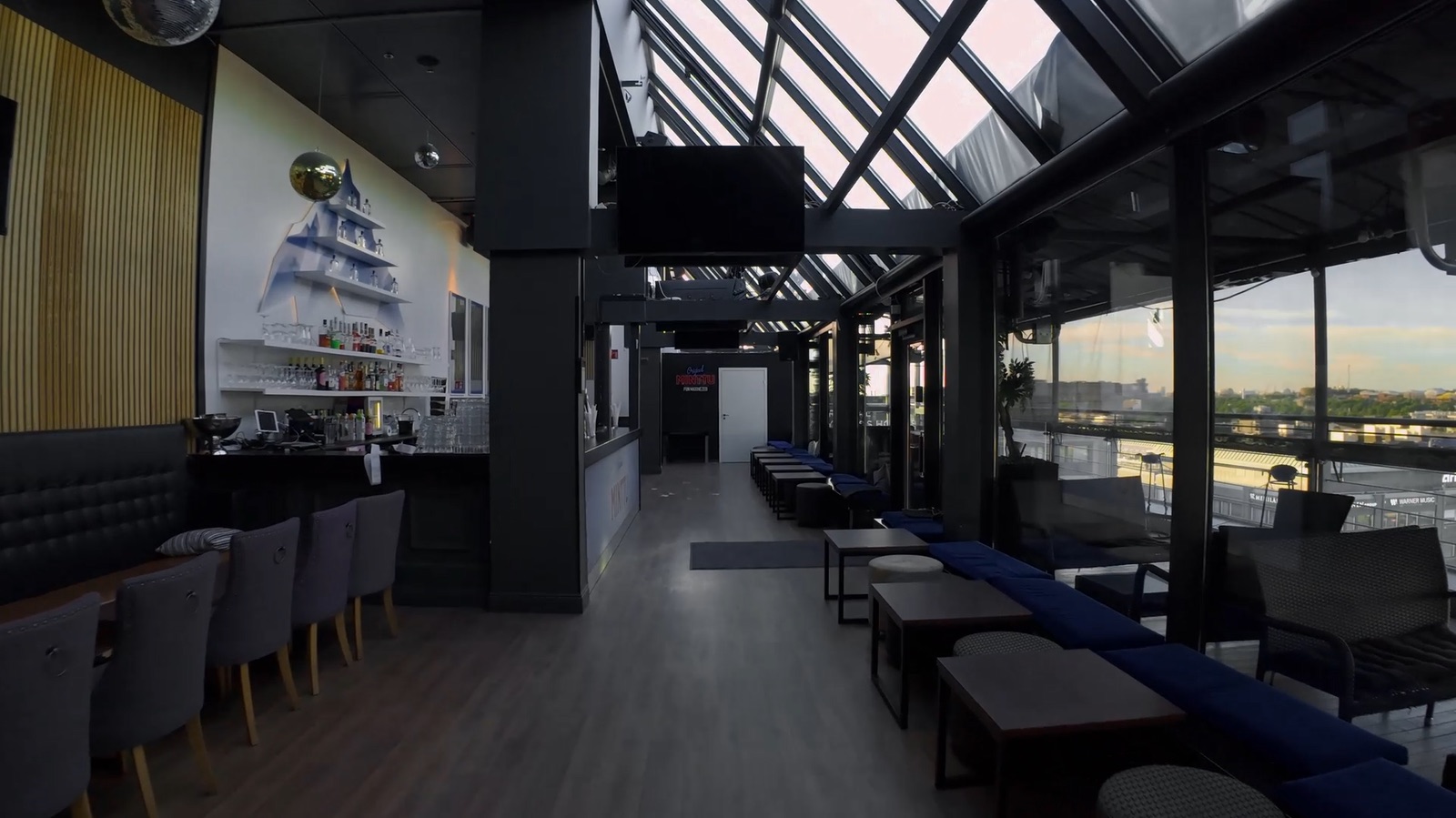 Maxinen lasikattoinen lounge kaupunkinäkymineen