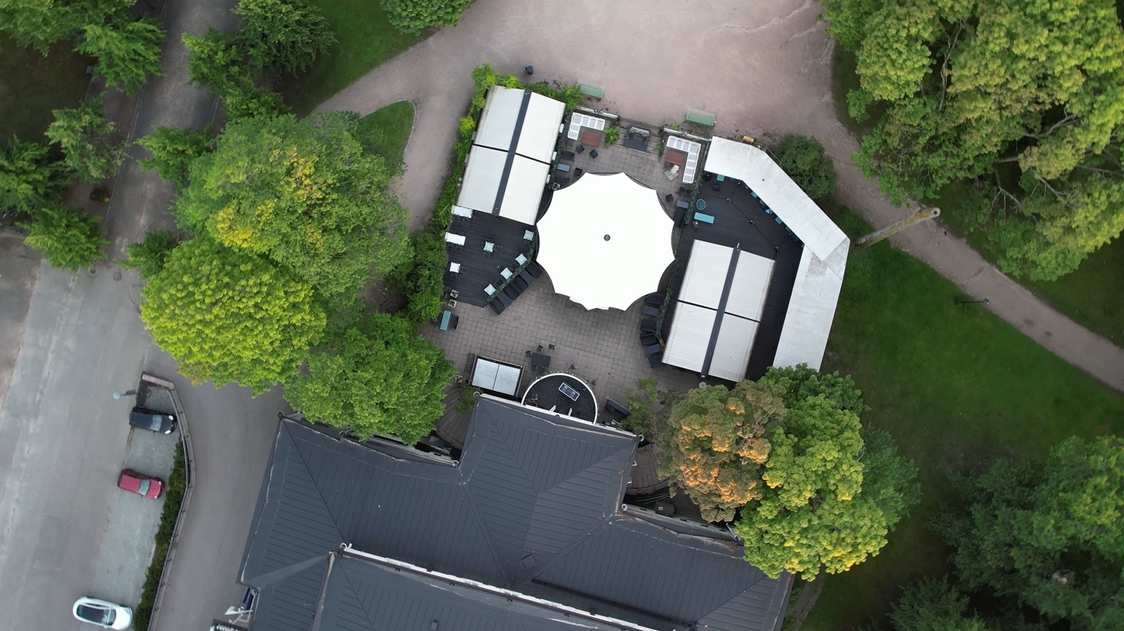 Kaivohuoneen terassi suoraan ylhäältä kuvattuna